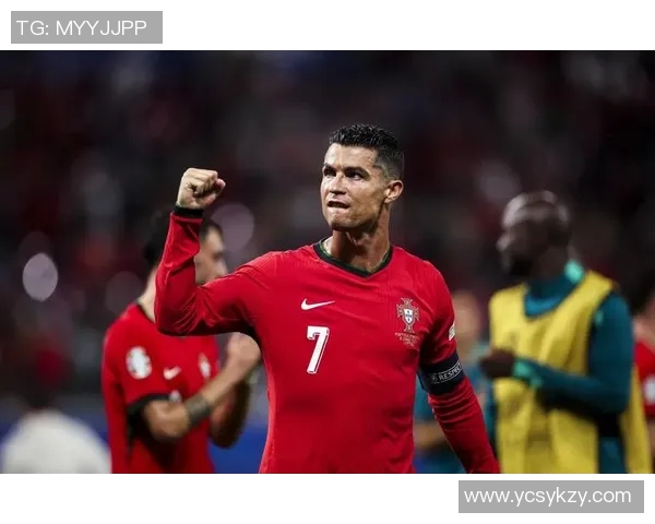 足球巨星C罗化身银发老人展现人生智慧与足球魅力的精彩瞬间