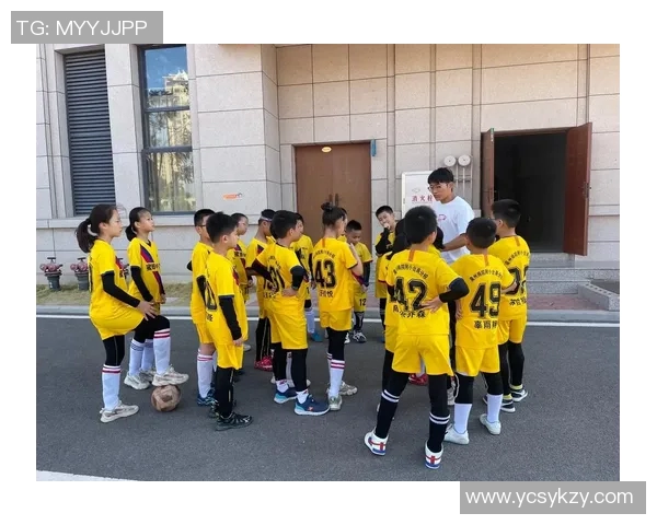 足球明星与儿童亲密互动共度美好时光展现温暖与希望的瞬间